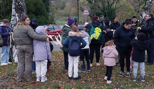 les petits participants ont accroché leurs messages autour des arbres au centre de la placeaccroche leurs messages autour des arbres au centre de la place