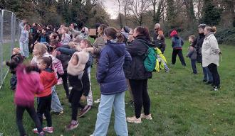 Les enfants ont lancé des boules à graines sur l'emplacement de l'ancien centre
