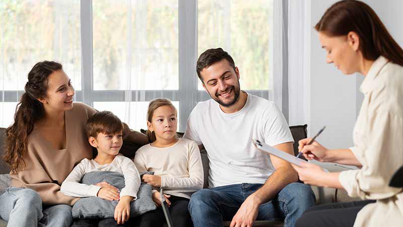 Visuel d'une personne qui vient recenser une famille