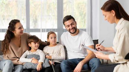 Visuel d'une personne qui vient recenser une famille