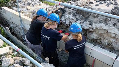 Les bénévoles travaillent à la réfection de la Porte de Rouen