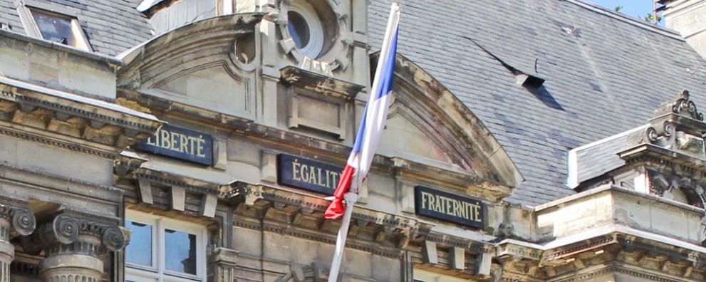 La devise républicaine sur le fronton de l'Hôtel de ville