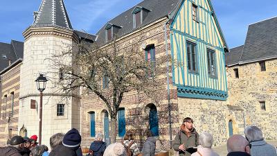 Photo visite guidée 2025 devant l'ancienne bibliothèque