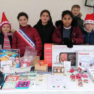 Marché de Noël 2019 - Stand Tombola du Conseil Municipal des Jeunes au profit des enfants du Burkina Faso