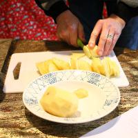 Gratin Dauphinois - 1 - Eplucher, laver et couper les pommes de terre en rondelles fines et les navets en rondelles plus épaisses. Hacher l’ail très finement