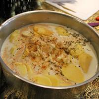 2 - Porter à ébullition dans une casserole le lait, l’ail, le sel, le poivre et la muscade puis y plonger les pommes de terre et les navets et laisser cuire 10 à 15 min, selon leur fermeté.