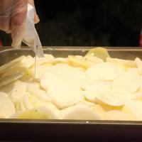 4 - 1 - Placer les pommes de terre et les navets égouttés dans le plat. Les recouvrir de crème...