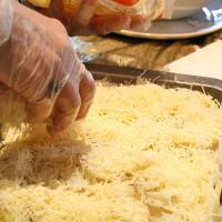 4 - 2 -...et de gruyère râpé, puis disposer des petites noix de beurre sur le dessus.