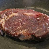 2 - Mettre les entrecôtes dans une poêle chauffée à feu vif. Temps de cuisson selon l’épaisseur de la viande et la préférence de cuisson