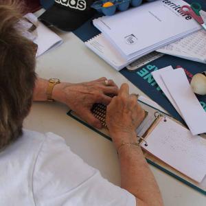 Un été au parc - Atelier de sensibilisation à la déficience visuelle avec Point de Mire - Ecriture en braille