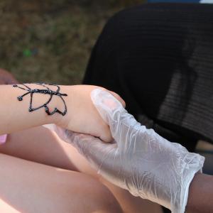 Un été au parc - Tatouage éphémère avec Zariyat animatrice d'Un été au parc