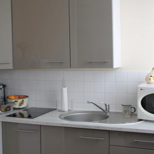 La cuisine d'un appartement de la Résidence Autonomie des 104