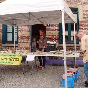 Bourse aux livres sur le parvis de la bibliothèque