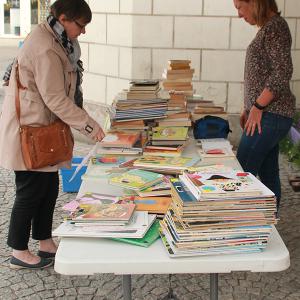 Bourse aux livres sur le parvis de la bibliothèque