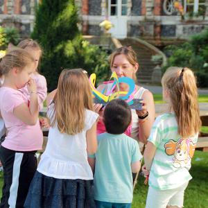 Un été au parc 2023 - Le tablier à histoires avec les agents de la bibliothèque