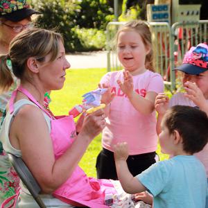 Un été au parc 2023 - Le tablier à histoires avec les agents de la bibliothèque