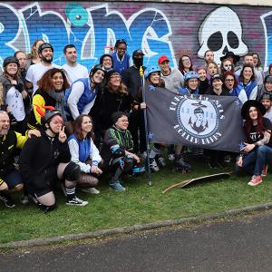 Roller Derby - photo souvenir devant la fresque terminée - complexe sportif M. Thorez