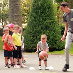 Un été au parc 2023 - Initiation basket avec les animateurs du mois d'août Zariya et Faïssal