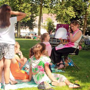 Un été au parc 2023 - Le tablier à histoires avec les agents de la bibliothèque