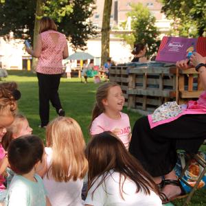 Un été au parc 2023 - Le tablier à histoires avec les agents de la bibliothèque