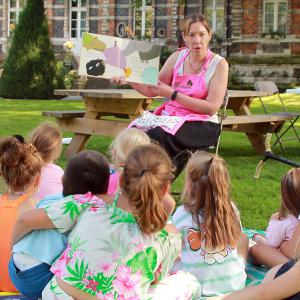 Un été au parc 2023 - Le tablier à histoires avec les agents de la bibliothèque