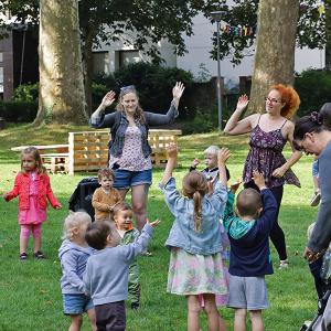 Un été au parc 2023 - Zumba baby avec un agent de la ville