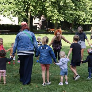 Un été au parc 2023 - Zumba baby avec un agent de la ville
