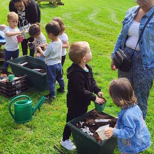 Un été au parc 2023 - Atelier jardinage petite enfance
