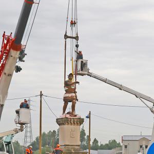 La statue de Jehan de Grouchy a quitté la Brèque