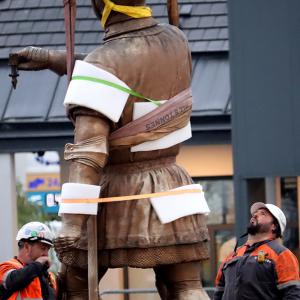 La statue de Jehan de Grouchy a quitté la Brèque